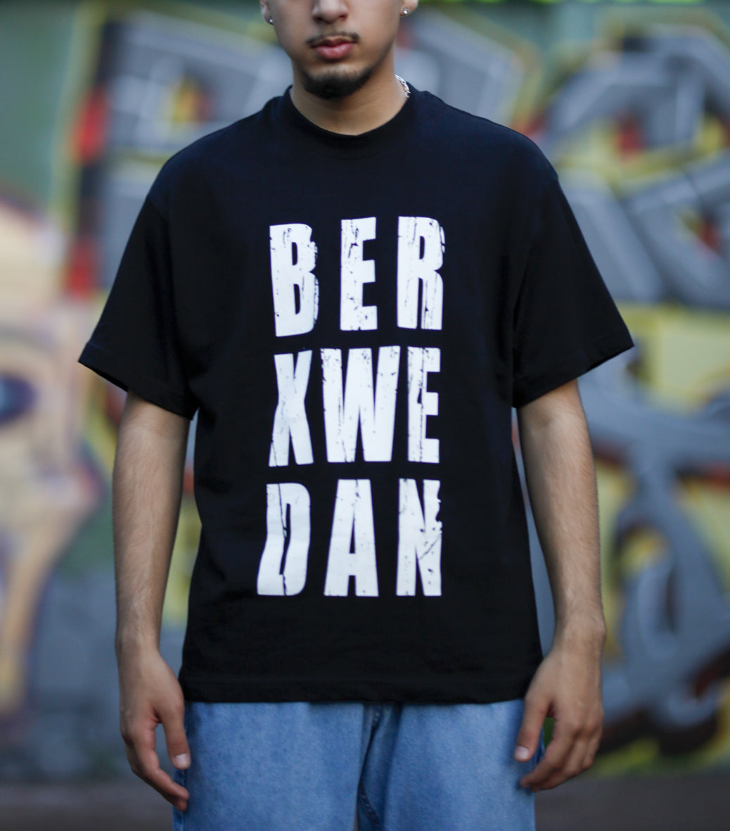 Oversized T-Shirts "BERXWEDAN" in schwarz